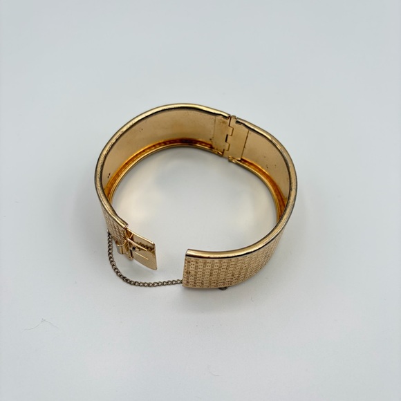 Vintage Gold Tone Wide Cuff Bracelet Textured Hinged Bangle Safety Chain - Picture 12 of 15